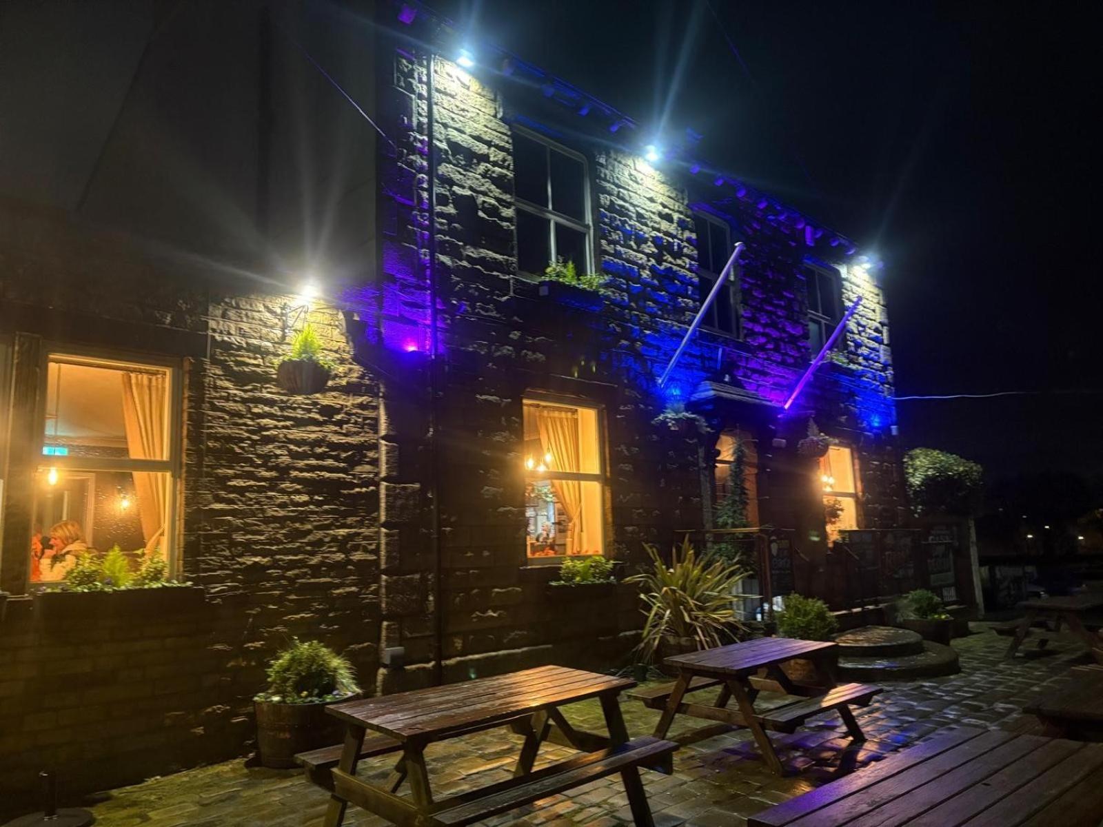 The White Swan, 3*